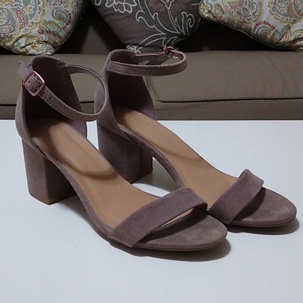 Pre-owned tan sandals in excellent condition